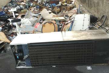 Estercolero junto al edificio abandonado de La Pardilla  (Foto TA)