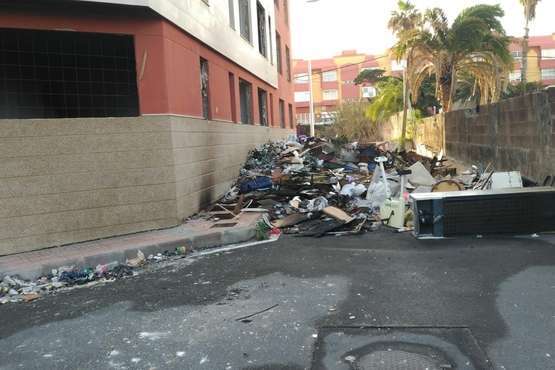Estercolero junto al edificio abandonado de La Pardilla  (Foto TA)