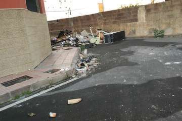 Estercolero junto al edificio abandonado de La Pardilla  (Foto TA)