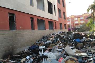 Estercolero junto al edificio abandonado de La Pardilla  (Foto TA)