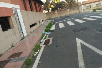 Estercolero junto al edificio abandonado de La Pardilla  (Foto TA)