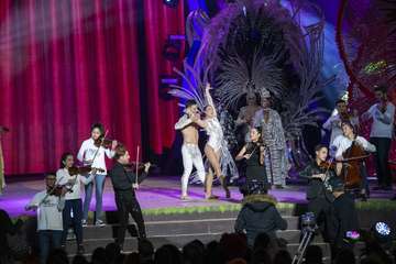  La coreografía acrobática de Levi y Estrella reina en el Carnaval del Cuento (Foto TA)