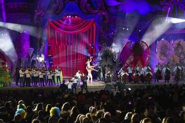  La coreografía acrobática de Levi y Estrella reina en el Carnaval del Cuento (Foto TA)