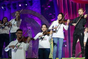  La coreografía acrobática de Levi y Estrella reina en el Carnaval del Cuento (Foto TA)