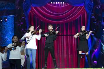  La coreografía acrobática de Levi y Estrella reina en el Carnaval del Cuento (Foto TA)