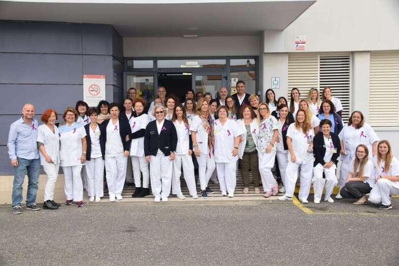 El personal del Centro de Salud de El Calero se hizo este viernes una foto para el recuerdo (Foto TA)