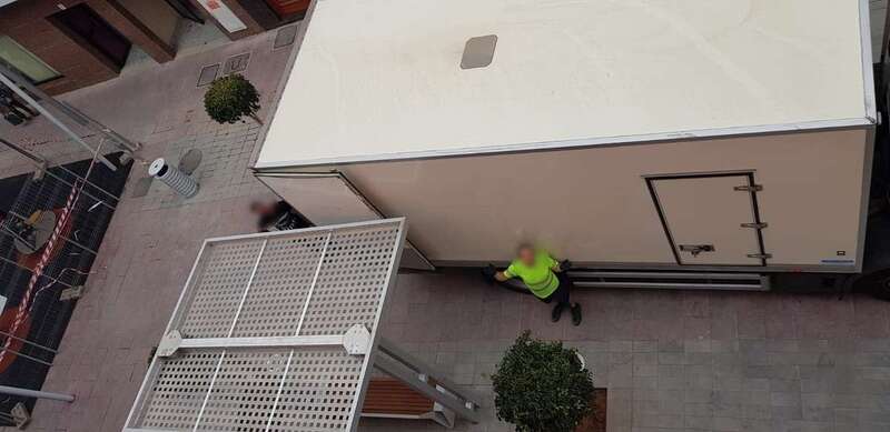 El camión que entró en el tramo de la calle de Andrés Manjón reservado para uso peatonal (Foto TA)