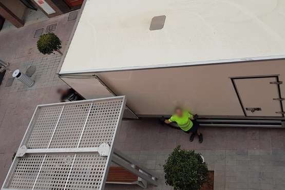 Un camión se cuela en una calle reservada para los peatones en Los Llanos (Foto TA)