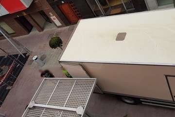 Un camión se cuela en una calle reservada para los peatones en Los Llanos (Foto TA)