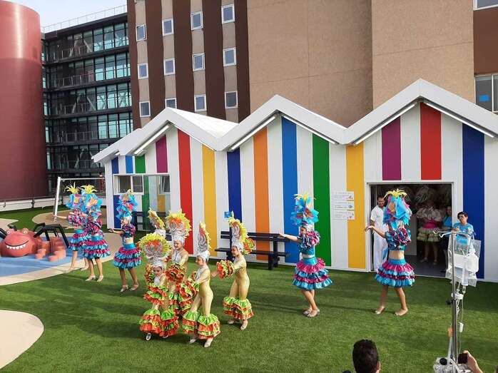 Momento de la actuación de Los Diamantes en la terraza solidaria del Materno-Infantil (Foto TA)