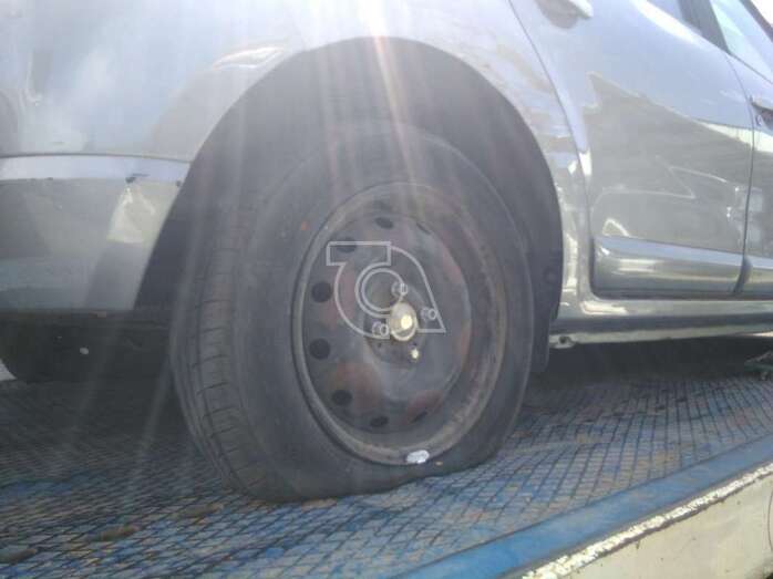 Una de las ruedas pinchadas (Foto TA)