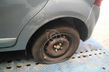 El gamberrismo pincha ruedas en La Herradura (Foto TA)