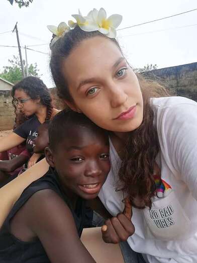 Imagen de Iris Medina Macías con un niño africano  (Foto TA)