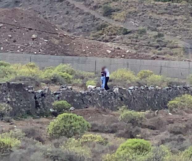 La pareja abrazándose y besándose en un descampado de La Herradura (Foto TA)