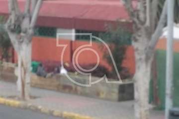 Unos indigentes se saltan a diario la cuarentena en el entorno del Mercado de Telde (Foto TA)