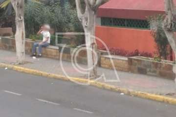 Unos indigentes se saltan a diario la cuarentena en el entorno del Mercado de Telde (Foto TA)