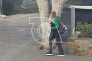 Unos indigentes se saltan a diario la cuarentena en el entorno del Mercado de Telde (Foto TA)