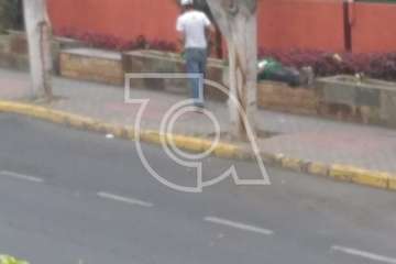 Unos indigentes se saltan a diario la cuarentena en el entorno del Mercado de Telde (Foto TA)