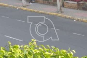 Unos indigentes se saltan a diario la cuarentena en el entorno del Mercado de Telde (Foto TA)