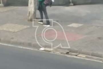 Unos indigentes se saltan a diario la cuarentena en el entorno del Mercado de Telde (Foto TA)