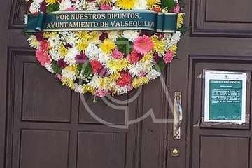 Coronas colocadas junto a las puertas principales de los cementerios de Valsequillo y Tenteniguada (Foto TA)