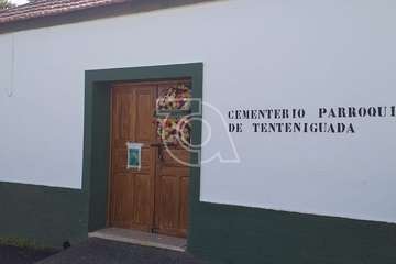 Coronas colocadas junto a las puertas principales de los cementerios de Valsequillo y Tenteniguada (Foto TA)