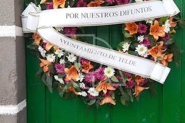 Coronas colocadas junto a las puertas principales de los cementerios de San Juan y San Gregorio (Foto TA)