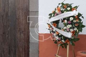 Coronas colocadas junto a las puertas principales de los cementerios de San Juan y San Gregorio (Foto TA)