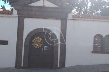 Coronas colocadas junto a las puertas principales de los cementerios de Valsequillo y Tenteniguada (Foto TA)