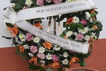 Coronas colocadas junto a las puertas principales de los cementerios de San Juan y San Gregorio (Foto TA)
