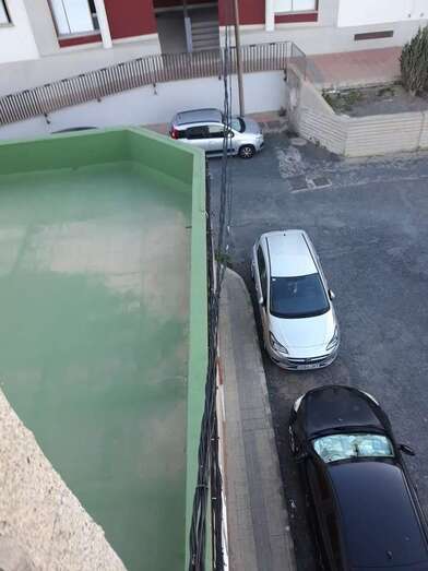 El cable desprendido del frontis de una vivienda en la calle de Margarita Neker (Foto TA)