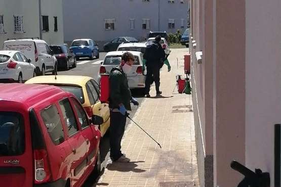 Las viviendas sociales de El Caracol desinfectan las zonas comunes (Foto TA)