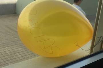 Las viviendas sociales de El Caracol desinfectan las zonas comunes (Foto TA)