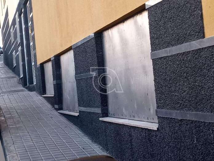 Las ventanas han sido tapiadas con chapa metalica (Foto TA)