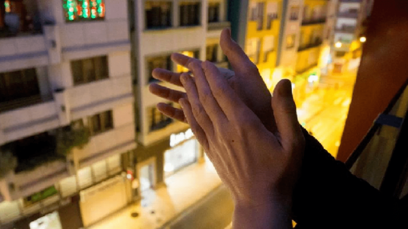 Aplausos desde la ventana (Foto TA)