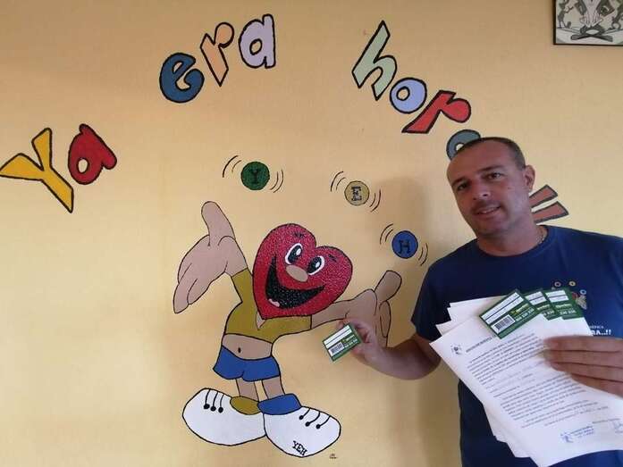 Marcos Ruiz, presidente de Ya Era Hora,  con los vales de comida (Foto TA)