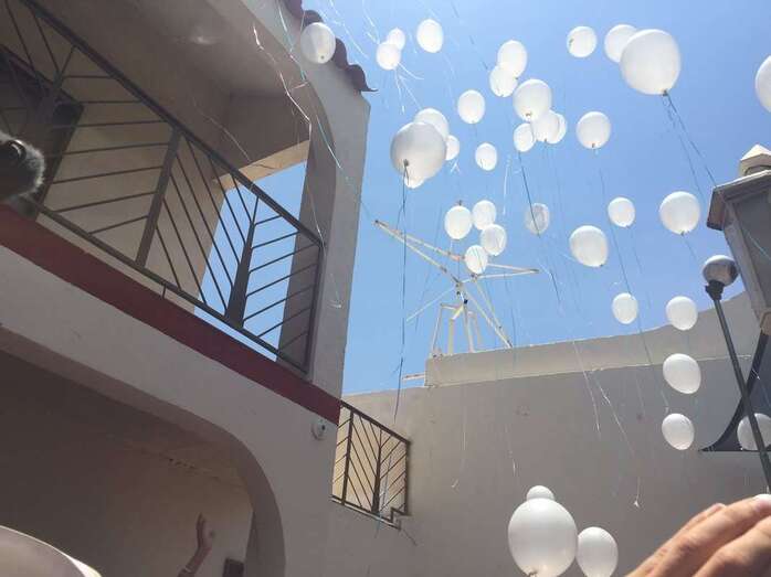 Imagen de archivo de una suelta de globos blancos (Foto TA)