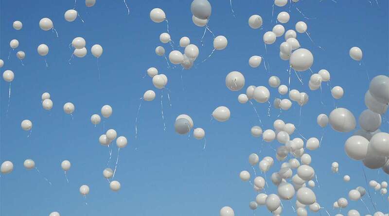 Suelta de globos blancos (Foto TA)