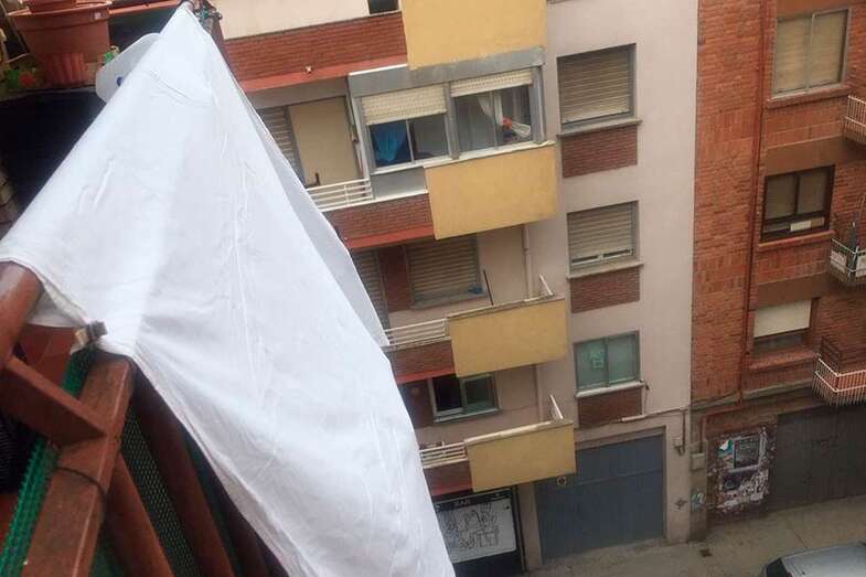 Prensa blanca colgada de un balcón (Foto TA)