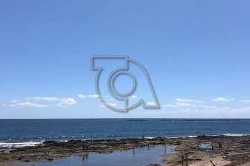 Los menores juegan a sus anchas en la playa de Salinetas (Foto TA)