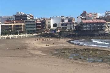 Los menores juegan a sus anchas en la playa de Salinetas (Foto TA)