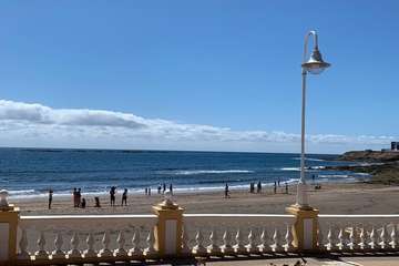 Los menores juegan a sus anchas en la playa de Salinetas (Foto TA)
