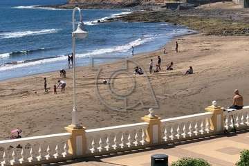 Los menores juegan a sus anchas en la playa de Salinetas (Foto TA)