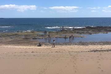 Los menores juegan a sus anchas en la playa de Salinetas (Foto TA)