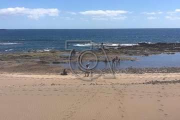 Los menores juegan a sus anchas en la playa de Salinetas (Foto TA)