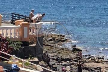 Los menores juegan a sus anchas en la playa de Salinetas (Foto TA)