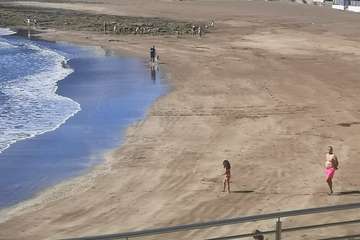 Los menores juegan a sus anchas en la playa de Salinetas (Foto TA)