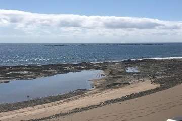 Los menores juegan a sus anchas en la playa de Salinetas (Foto TA)