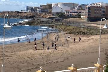 Los menores juegan a sus anchas en la playa de Salinetas (Foto TA)