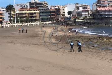 Los menores juegan a sus anchas en la playa de Salinetas (Foto TA)